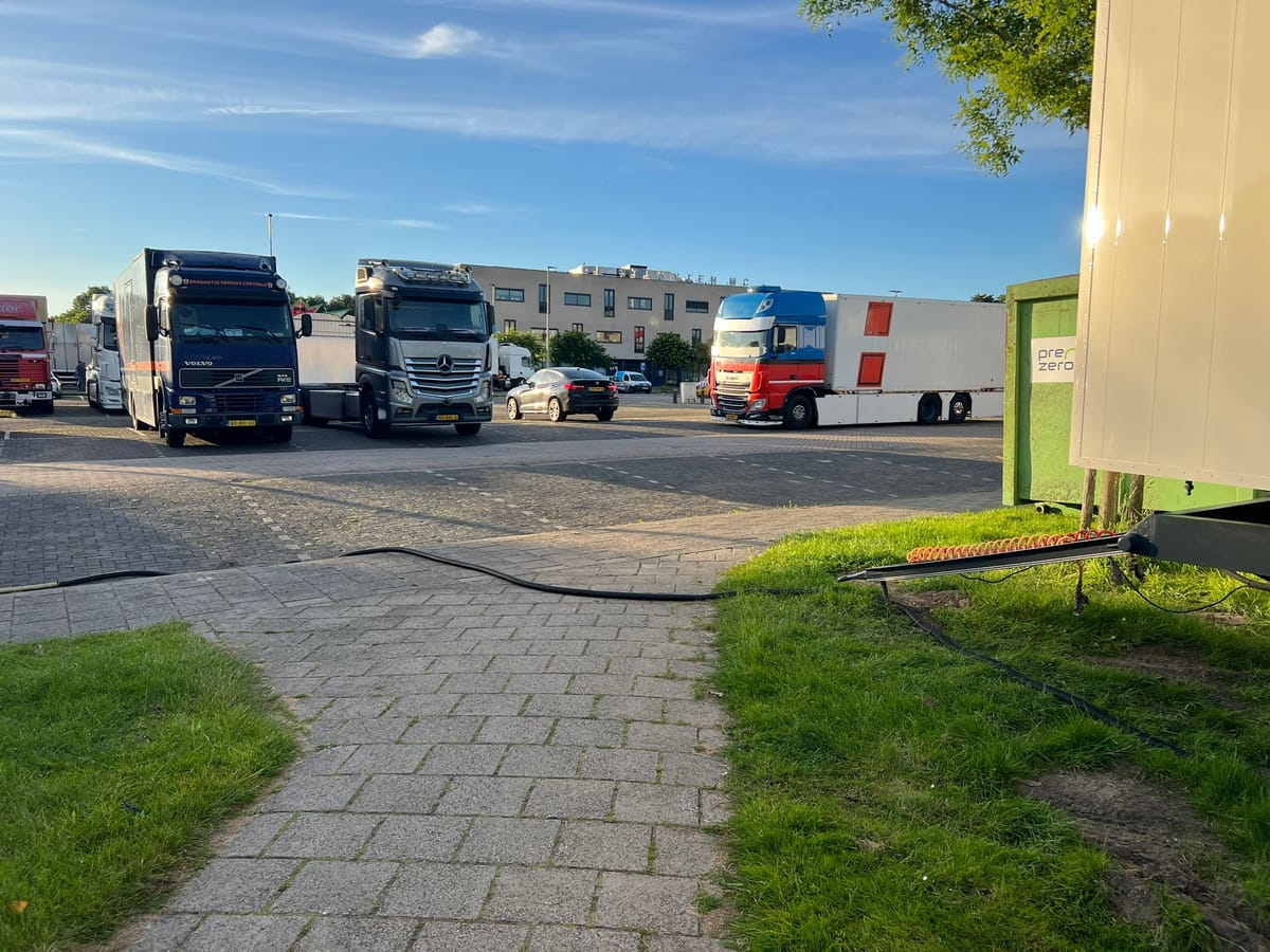 Chaos in Hellevoetsluis: Scootmobielgebruikers en honden bezwijken onder gigantische kabel